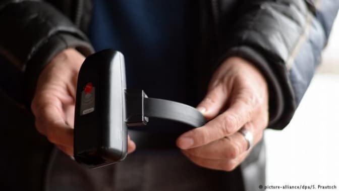 Затриманого на хабарі львівського викладача зобов’язали носити електронний браслет