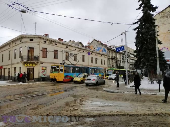 Ситуація на дорогах Львова. Затор із трамваїв на Франка