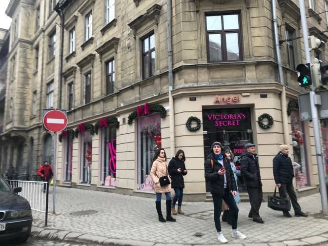 Аптеку «Під Фемідою», де відкрили магазин білизни, повертають у власність міста