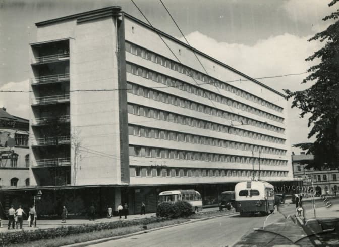 Біля готелю «Львів» хочуть знову висадити дерева