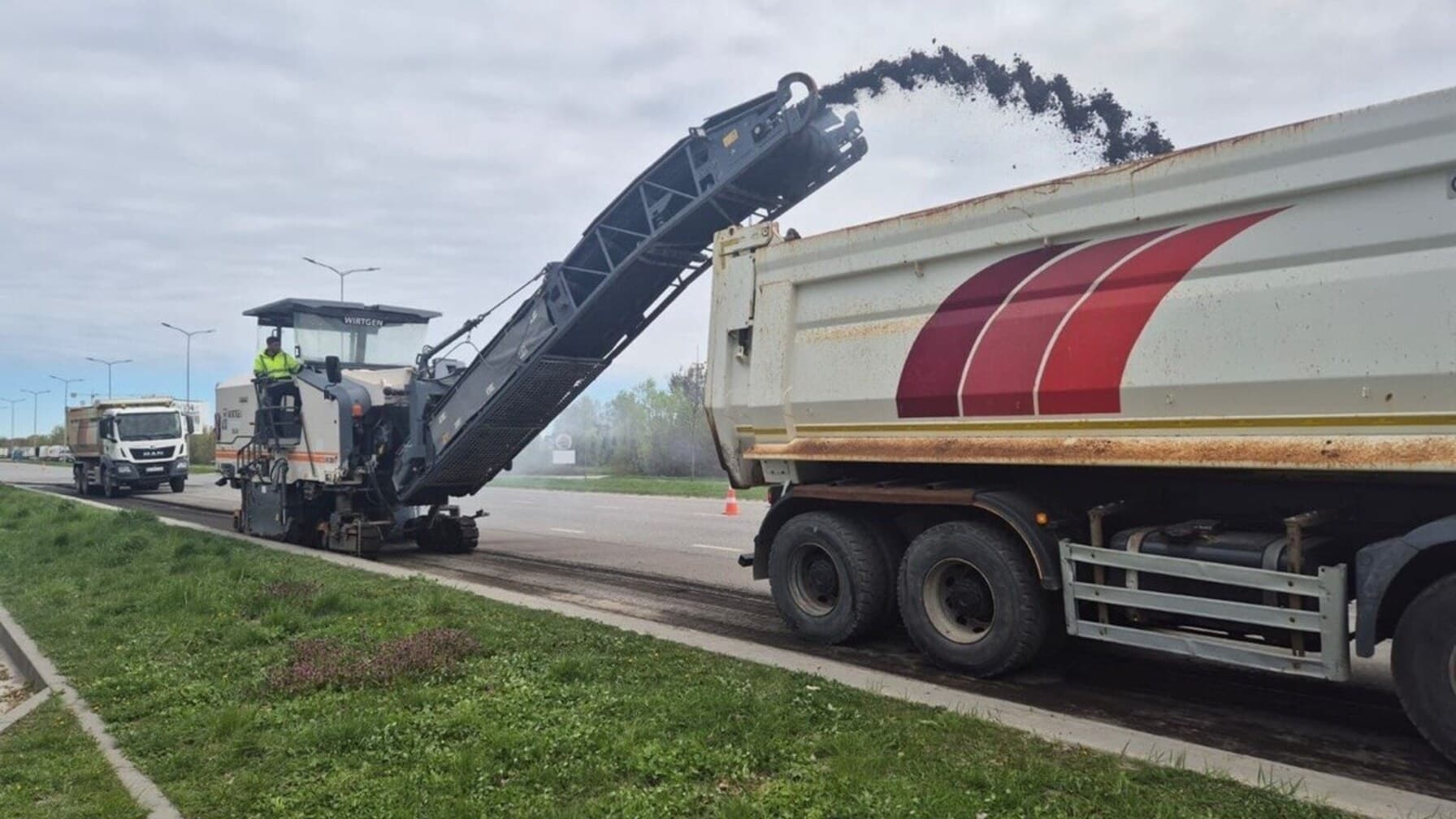 Фрезерування дорожнього покриття на вул. Стрийській / фото: ЛМР