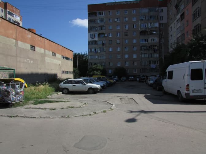Як мешканцям Франківського району облаштувати парковки біля будинків. Інструкція