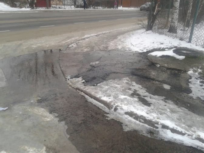 На вулиці Варшавській у Львові – витік води: водіїв просять бути уважними