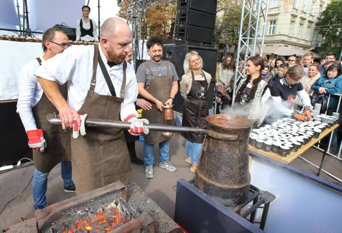 Фото дня: у Львові приготували 20-літрову джезву кави