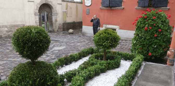 У відреставрованому Вірменському дворику провалилася бруківка. Фото