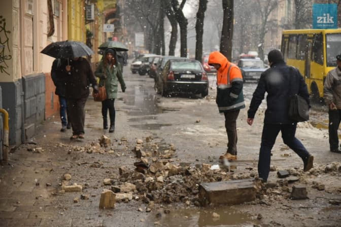 На вул. Бандери у Львові обвалився балкон. Фото
