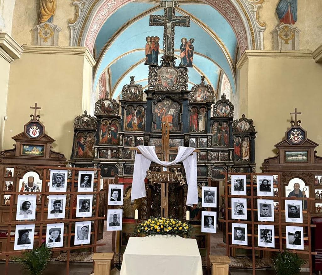 У львівському храмі Плащаницю оформили фотографіями загиблих воїнів