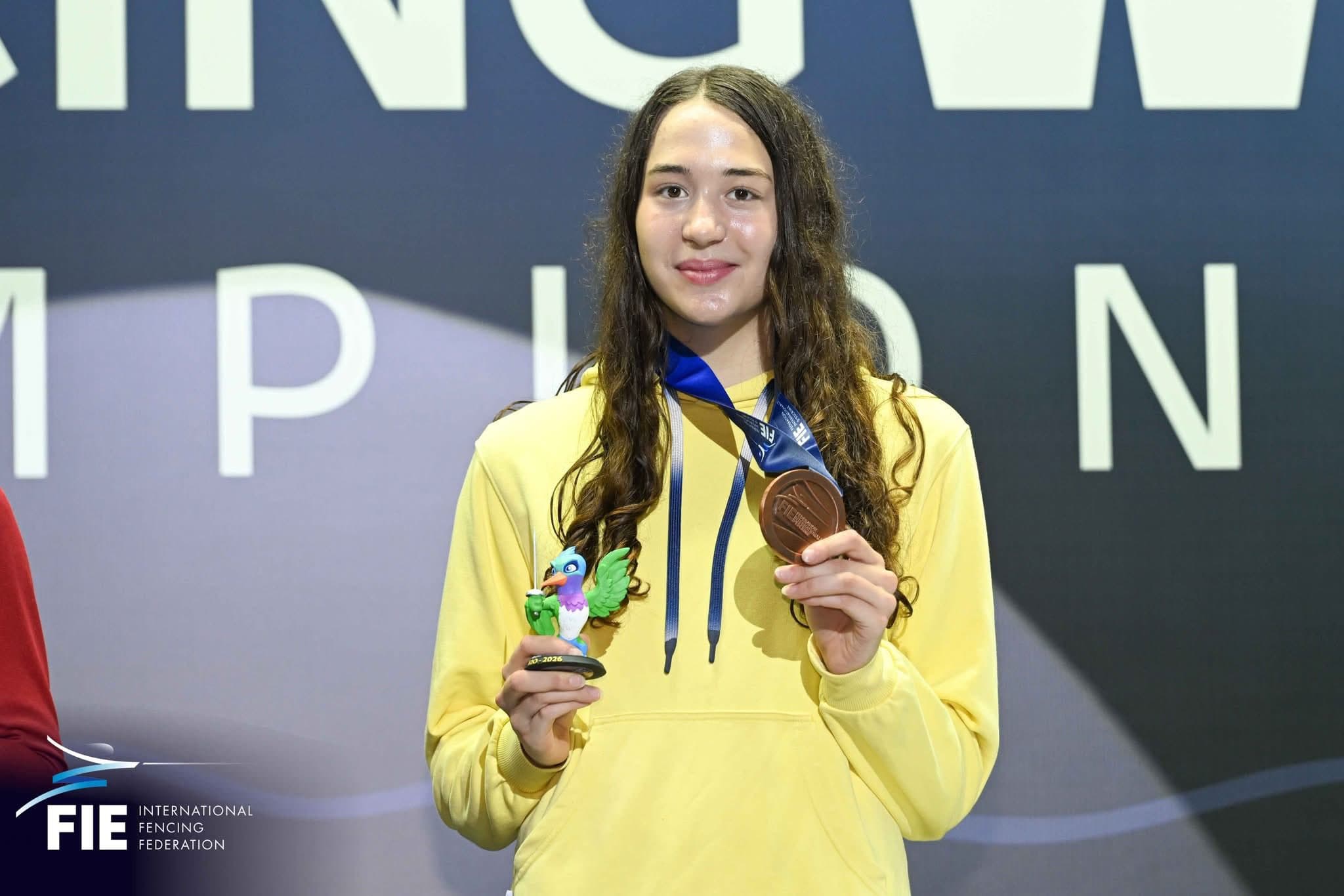 Представниця Львівщини Аліна Дмитрук з бронзовою медаллю / Фото FIE
