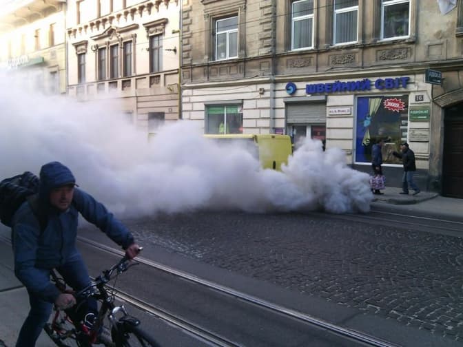 У центрі Львова диміла машина: деталі, фото. Оновлено