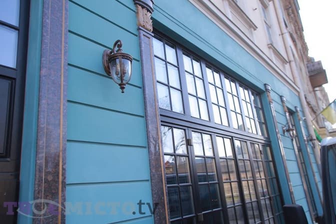 У Львові під час ремонту зіпсували старовинний фасад, де було легендарне кафе. Фото