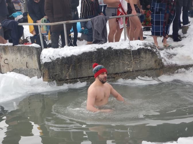 Як львів’яни на Йордан пірнали у крижані ополонки. Фото, відео