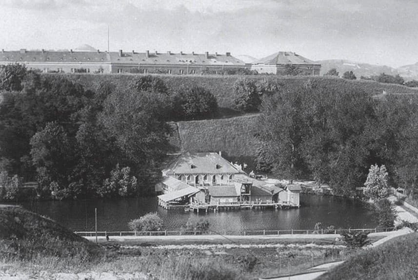 1. Фото 1893р. На першому плані купальня на Пелчинському ставі, за якою видніє куртина оборонного валу та корпус казарм зі східною баштою Львівської Цитаделі. Ілюстрація з праці І. Котлобулатової "Львів на фотографії 2. 1860 – 2011». Львів: видавництво «Центр Європи», 2011 р.