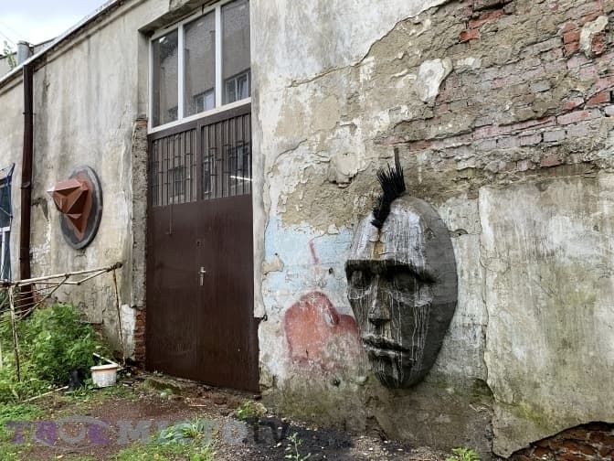 Митці Львова виходять на протест: кажуть про загрозу знищення фабрики скла та кераміки