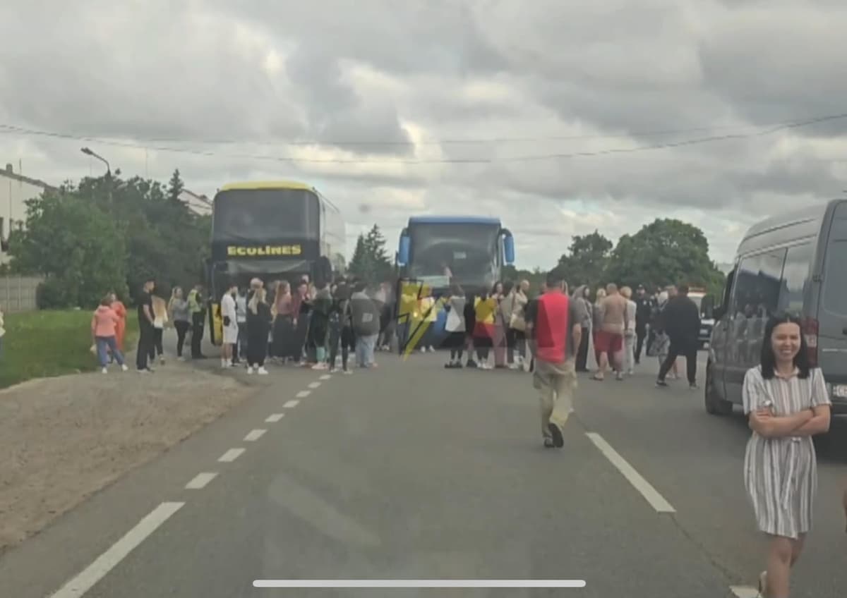 На трасі «Тернопіль - Львів» пасажири автобуса перекрили дорогу, адже водія забрали у ТЦК