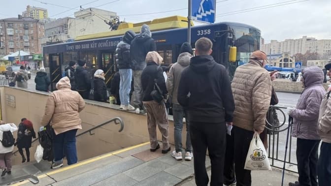 Після російського обстрілу на метро Лук'янівська тролейбуси висаджують пасажирів просто у підземний перехід