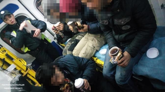 Львівські патрульні врятували чотирьох нелегалів із вантажівки-рефрижератора. Фото