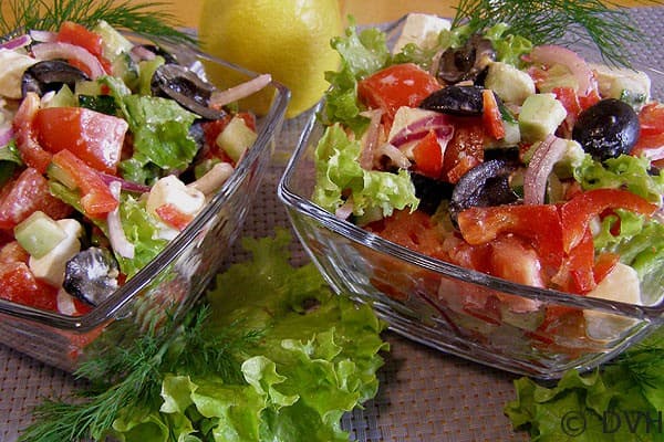 Грецький салат з авокадо / фото: breakfast.net.ua