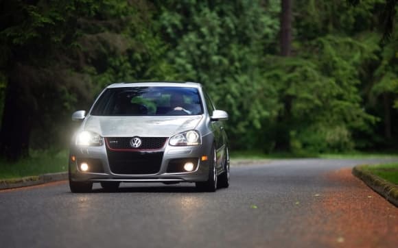 Львівським водіям нагадують: із 1-го жовтня за містом треба вмикати фари вдень