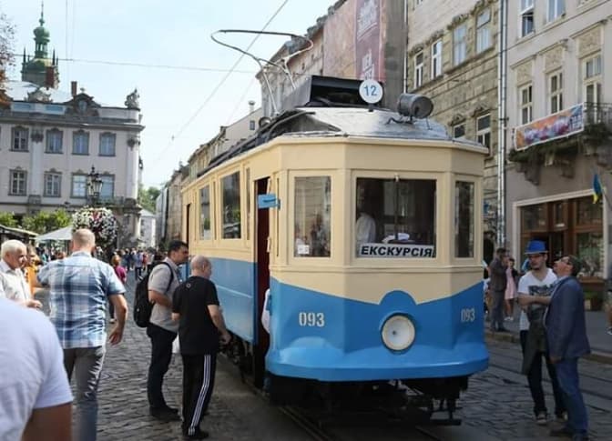 Центром міста проїхав 110-річний львівський трамвай. Фото дня