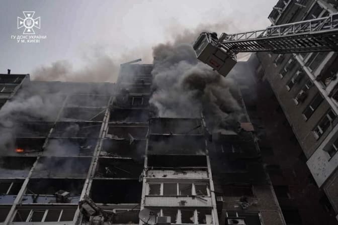 Пошкоджені російською ракетною атакою будинки в Києві повністю відновлять