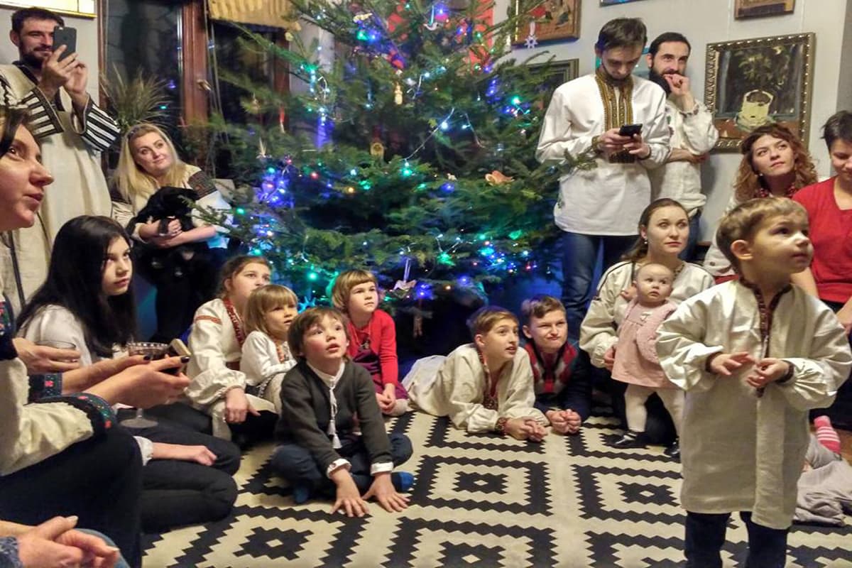 На Різдво до Остапа. Як львівський художник зібрав у своїй квартирі триста колядників
