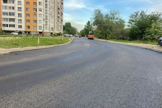 У Львові відремонтували аварійну ділянку дороги. Фото до і після