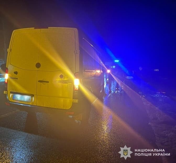 Мікроавтобус збив чоловіка на Львівщині. Він у лікарні