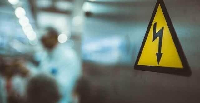 В селі біля Львова електричний струм уразив двох працівників: один загинув, інший у реанімації