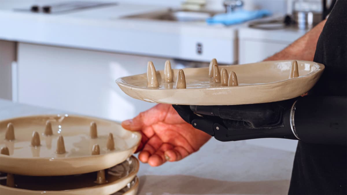 Тарілки з бортиками і дошки з цвяшками, або Як у львівських ресторанах роблять доступним навіть посуд