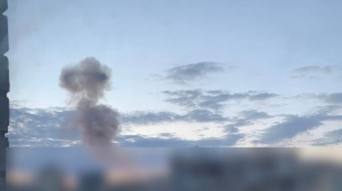 Росія обстріляла Київ. Дві ракети влучили в центрі міста