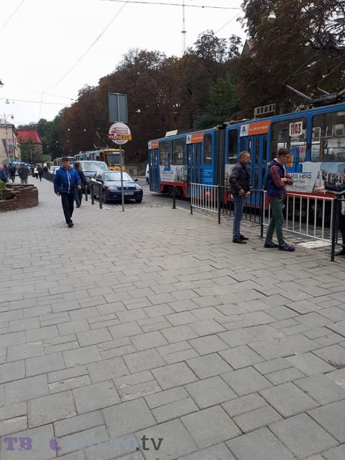 Ситуація на дорогах Львова: на вул. Підвальній зупинилися трамваї