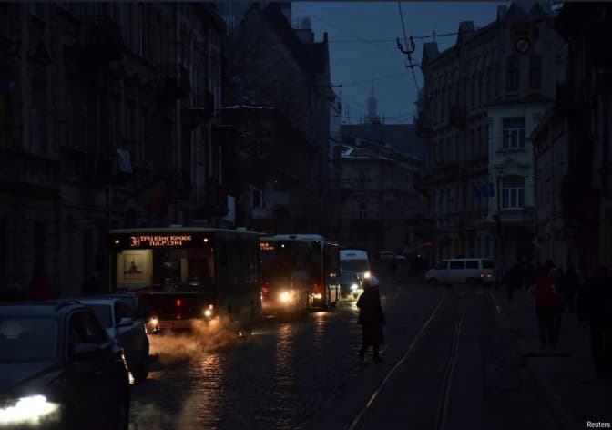 Як львів’яни обходяться без світла та коли відзначатимемо Святого Миколая. Підсумки доби