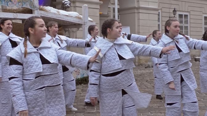 Гімназію «Шептицьких» у Львові «привітали» танцювальним флешмобом. Відео