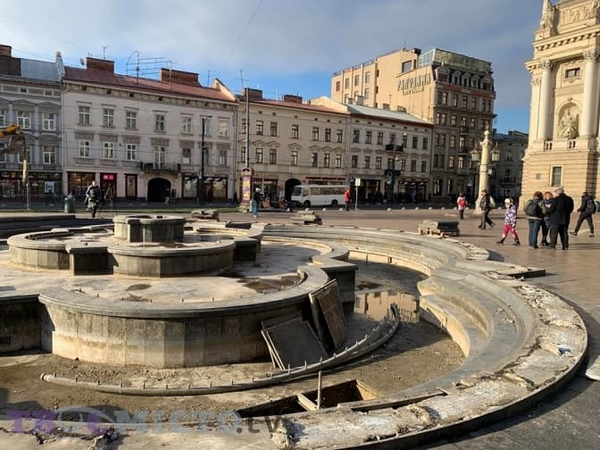 Демонтований фонтан біля Львівської опери передали у Стрийський парк