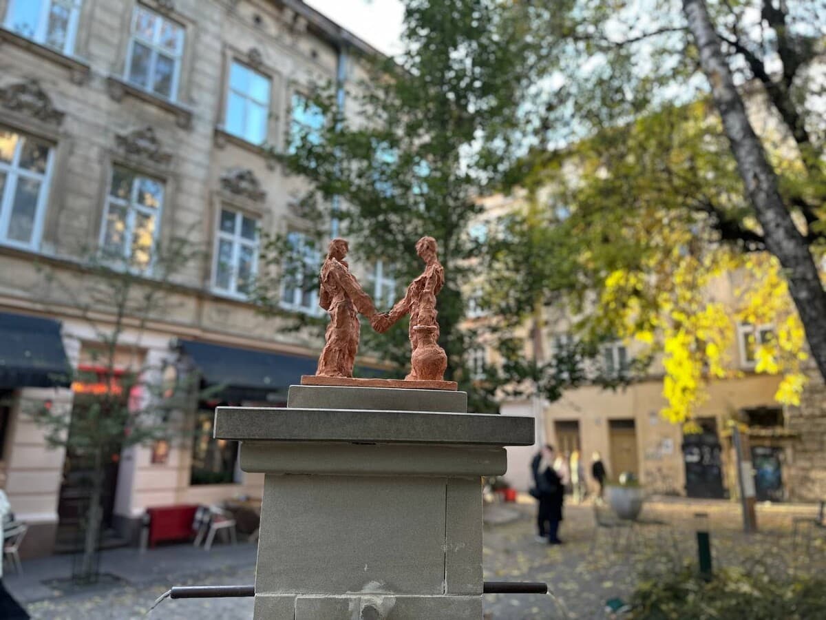 Скульптура, де двоє людей тиснуть руку один одному, встановлена на фонтані / Фото: ЛМР