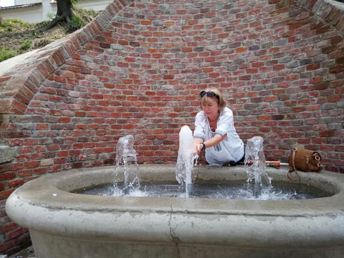 На Коперника запрацював відреставрований фонтан «Криниця з левами». Фото, відео