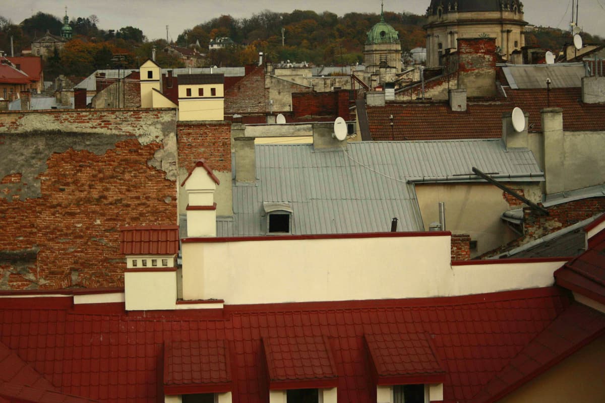 Доглядачі коминів: як працюють львівські сажотруси. Фоторепортаж