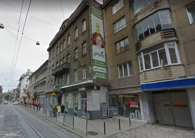 На вулиці Дорошенка частина обваленої штукатурки травмувала пішохода