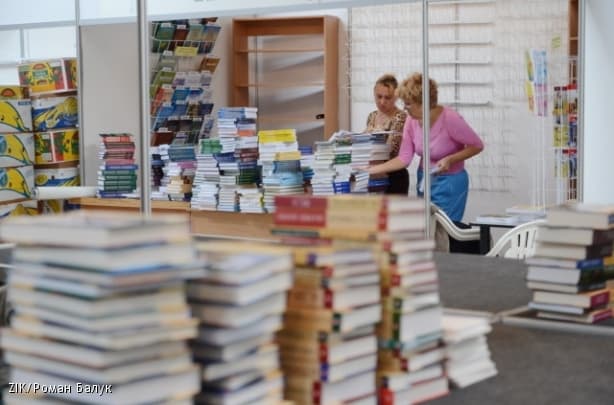 Форум видавців роздав учасникам триколори для маркування російських книг