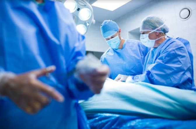 Медики у Львові видалили у 12-річній дівчинці величезний утвір, що займав пів черевної порожнини