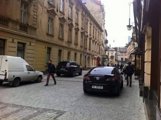 Львів’ян просять не залишати автомобілі на ніч на вулиці Гнатюка: деталі