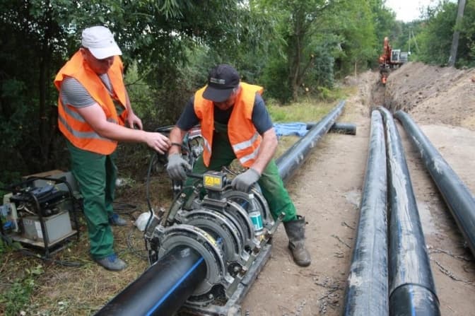 Через витік води на площі Святого Юра перекрили рух транспорту