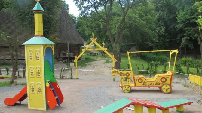 Львів’ян запрошують на відкриття автентичного дитмайданчика