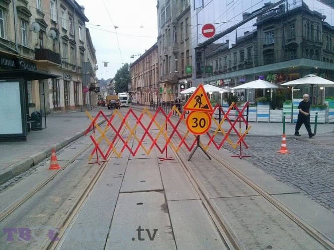 Сьогодні у Львові не курсують 6 маршрутів трамвая: на Франка ремонтують колію. Фото
