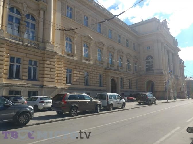 Біля університету Франка у Львові поки що не планують повертати обмежувальні стовпці. Фото