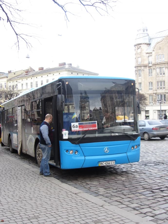 Нові фронтальні таблички на автобусах Львова замінять