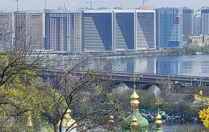 Нова дамба та захисна стіна від наступу. Як у соцмережах жартують з нового ЖК на лівому березі