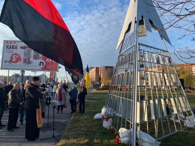 У Львові на Сихові вшанували Героїв Небесної сотні біля самовільно встановленого пам'ятного знаку. Фотофакт