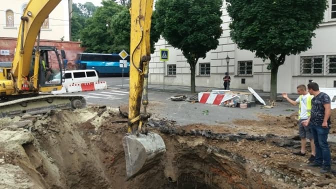 У Львові на вулиці Винниченка ледь не утворилось провалля. Там ремонтують колектор