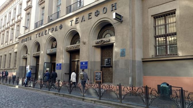 У будівлі Головної пошти облаштували незаконний кіоск